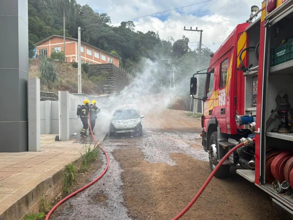 Veículo é destruído por incêndio próximo ao Fórum de Seara