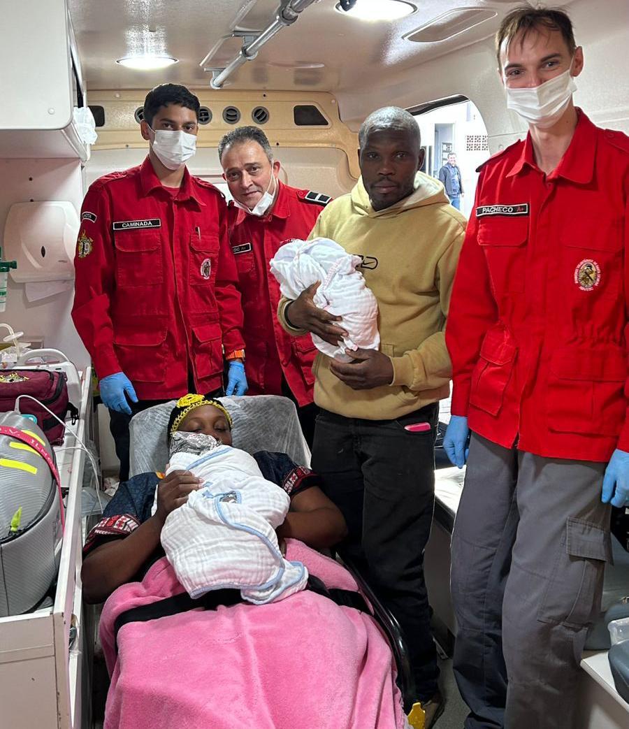 Grávida de gêmeos dá à luz dentro de ambulância a caminho do hospital