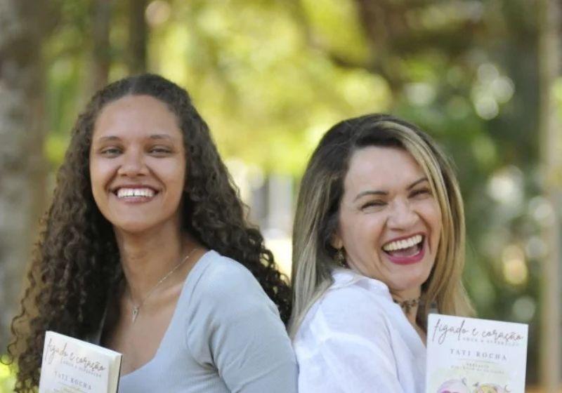 Mãe doa parte do fígado para filha e a ajuda depois de um câncer infantil; muito amor