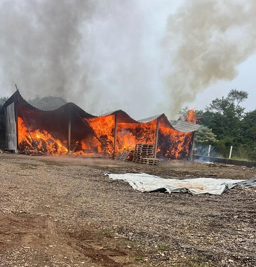 Incêndio de grandes proporções destrói depósito em Xavantina