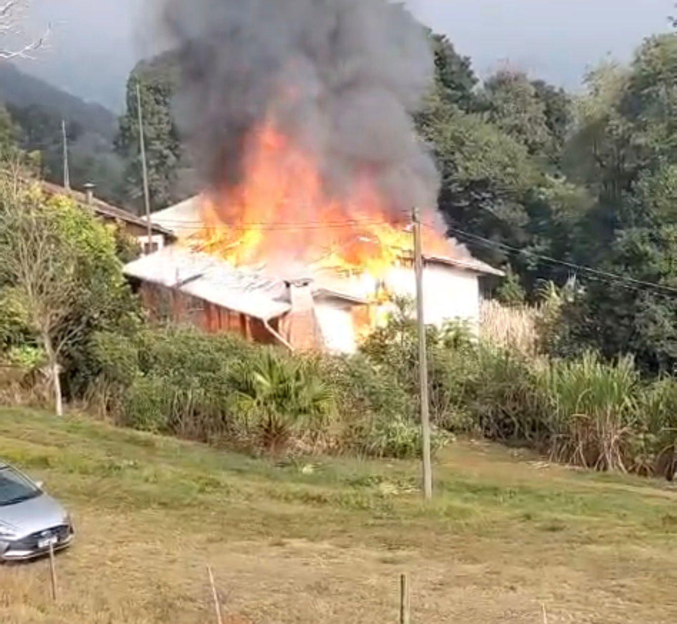 Incêndio destrói residência de casal de idosos em Concórdia