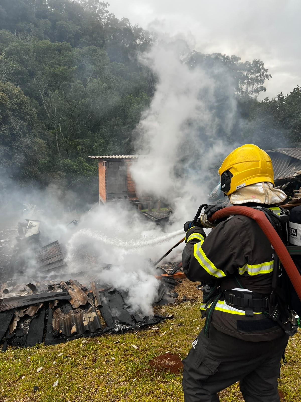Incêndio destrói residência em Nova Teutônia, interior de Seara