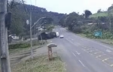 VÍDEO: Novas imagens de acidente que tirou a vida de caminhoneiro em Seara. Automóvel quase foi atingido