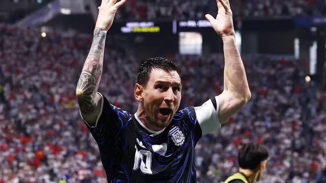 Argentina sufoca a Inglaterra até virar e vai em busca do tetra da Copa