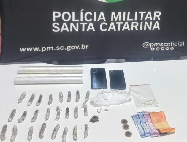 Casal é preso e adolescentes são apreendidos em ações da PM contra o tráfico de drogas em Chapecó