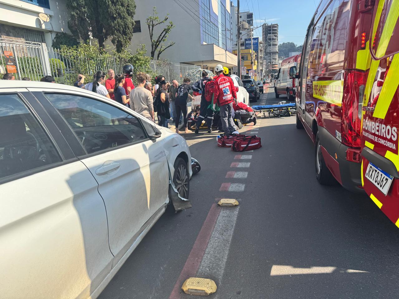 Homem e mulher ficam gravemente feridos em colisão no centro de Concórdia