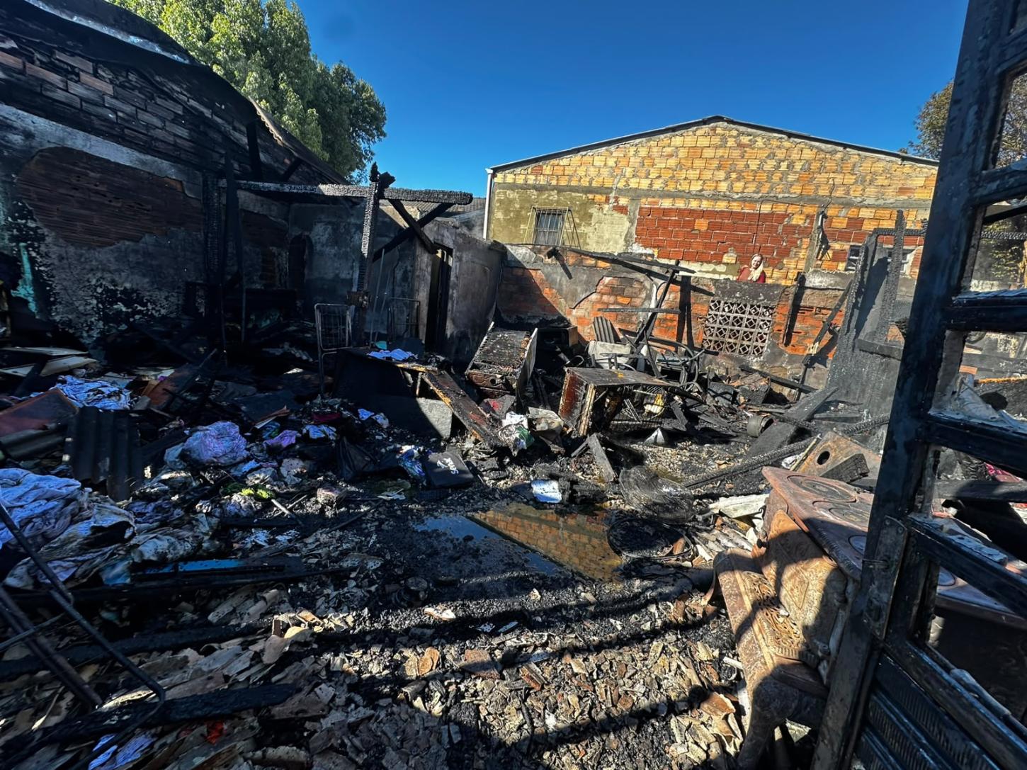 Incêndio de grandes proporções atinge residência com três famílias em Chapecó