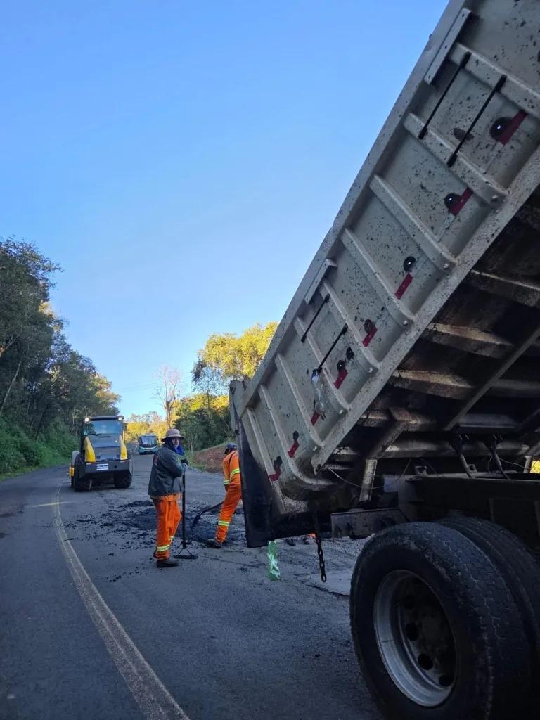 Operação de tapa-buraco é realizada na SC-283 em Arvoredo