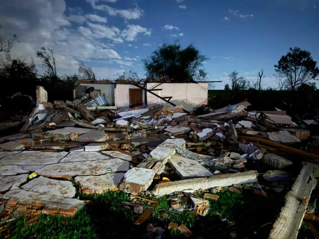 Veja imagens impressionantes do tornado que atingiu cidade do Rio Grande do Sul (vídeos)