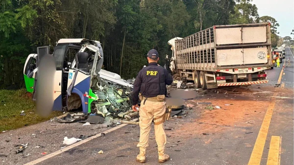 Acidente entre ônibus e carreta deixa aos menos 23 mortos no Paraná