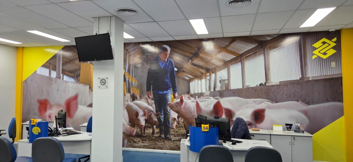 Banco do Brasil homenageia suinocultores com nova plotagem na agência de Xavantina