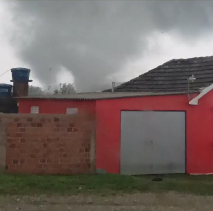 Imagens impressionantes de um novo tornado no RS (vídeos)