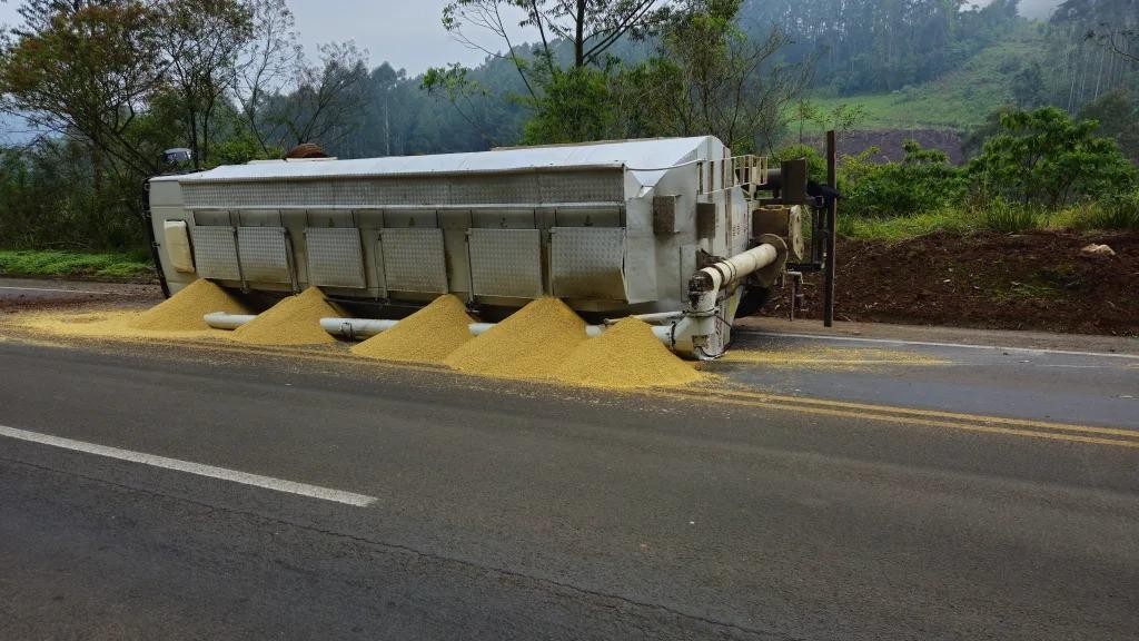 Caminhão tomba no Contorno Viário de Seara