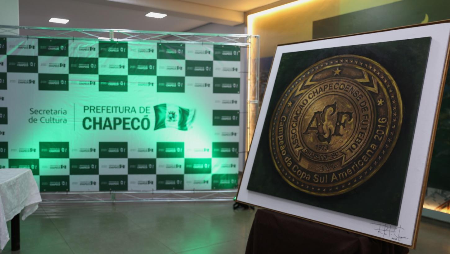 Chapecoense e Prefeitura de Chapecó recebem obra de arte em homenagem às vítimas do acidente de 2016
