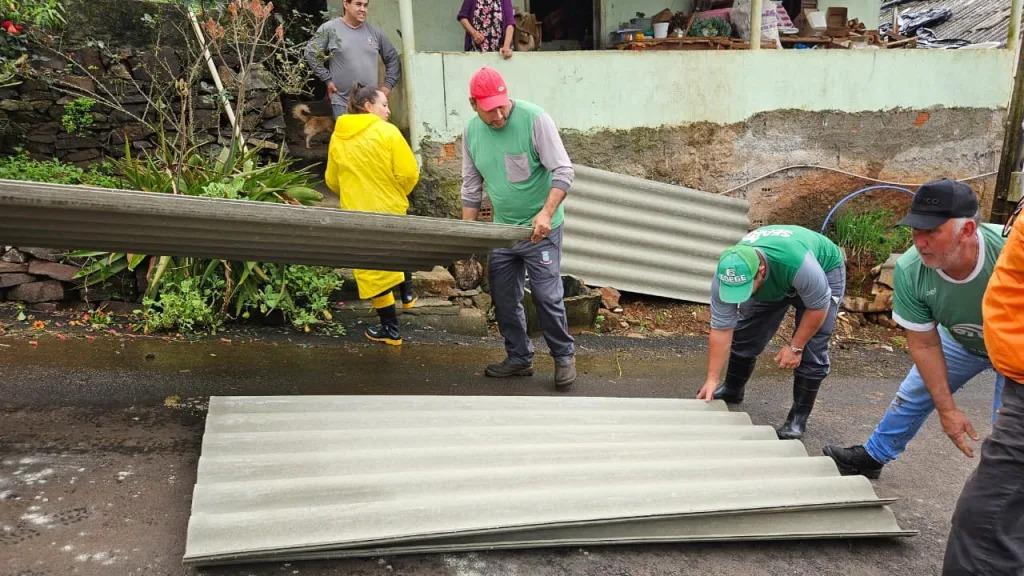 Prefeitura de Seara e Defesa Civil iniciam a entrega das telhas aos atingidos pela chuva de granizo