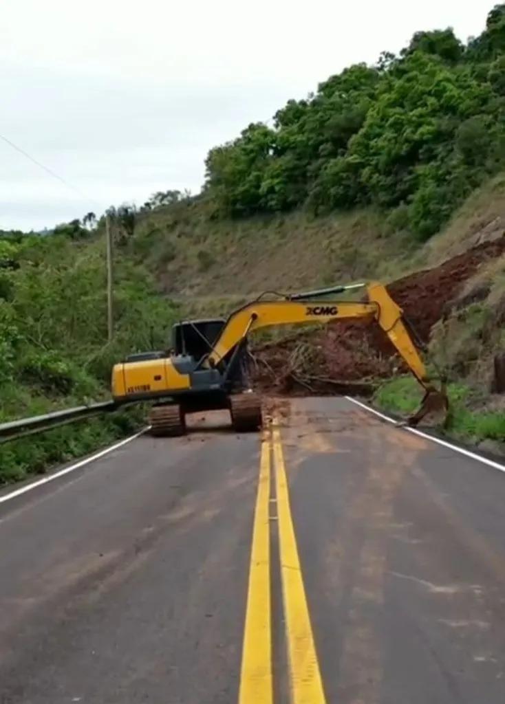 SC-483, entre Paial e Chapecó, permanece totalmente bloqueada