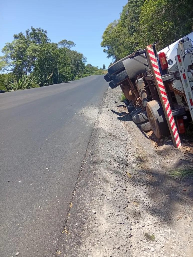 Caminhão tomba às margens da SC-283 em Arvoredo