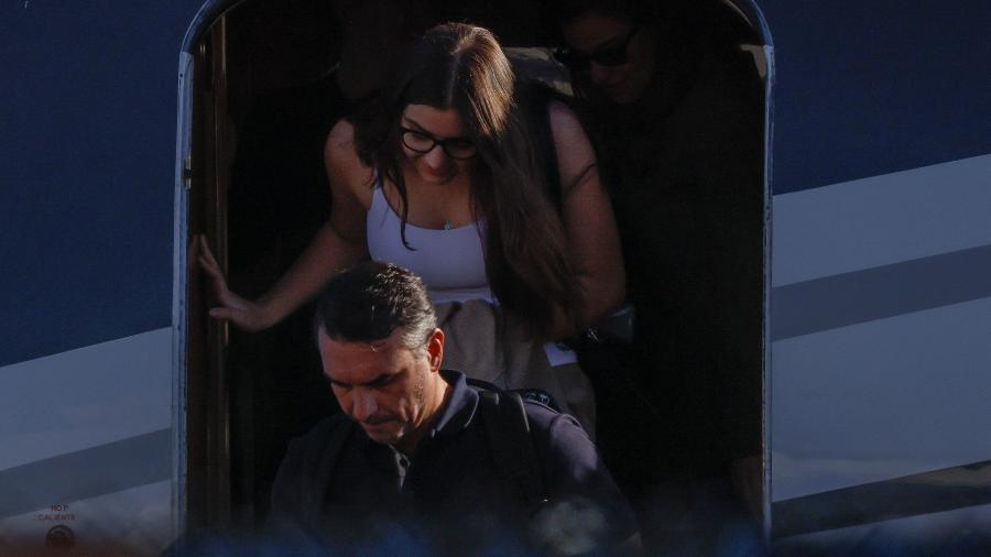 Flávio chega com mulher e filhas aos EUA
