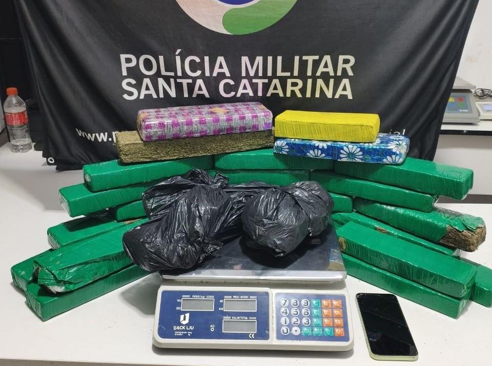 Homem é preso com quase 18 quilos de maconha após denúncia no Oeste