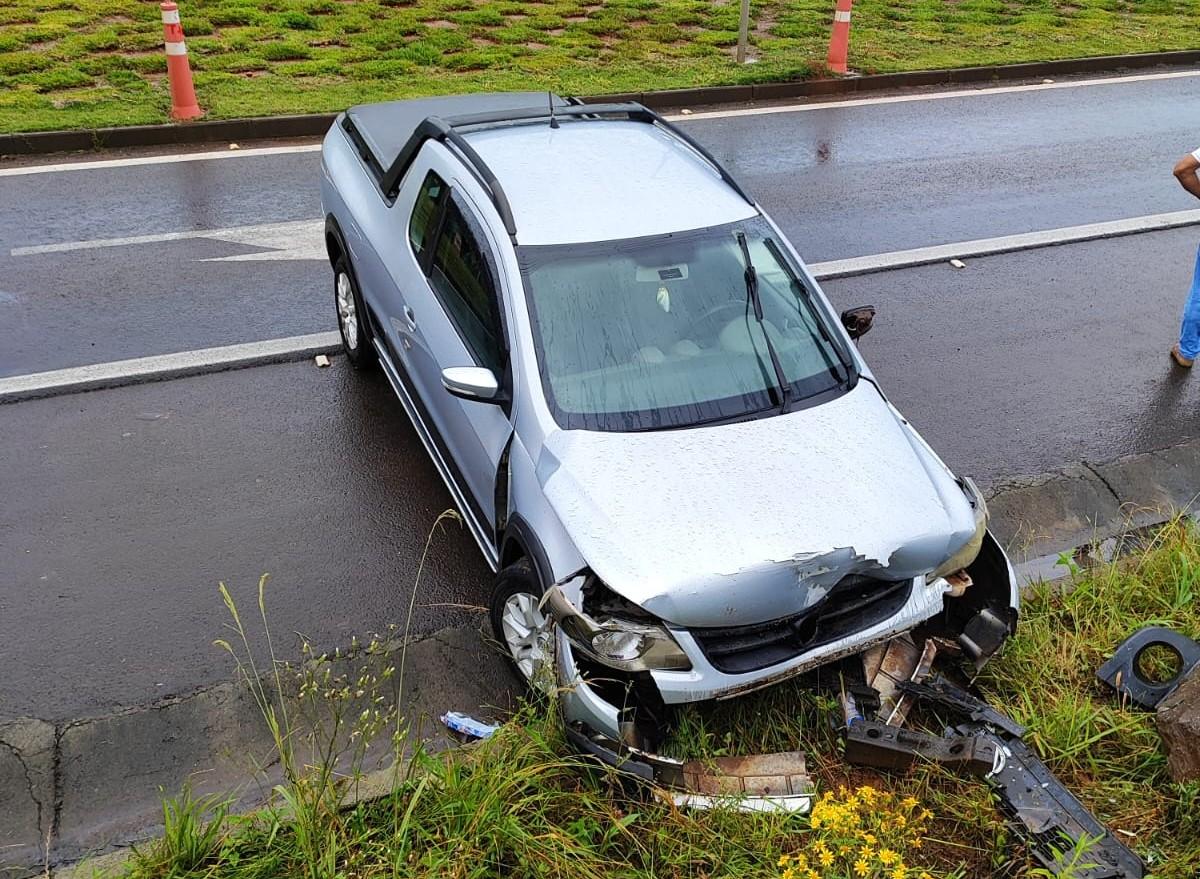 Motorista fica ferida após sair da pista e colidir contra barranco em Chapecó