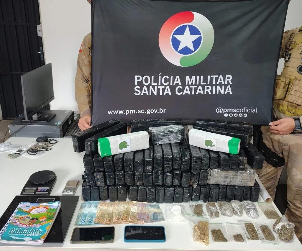 Polícia Militar apreende mais de 44 quilos de maconha e outras drogas em Chapecó