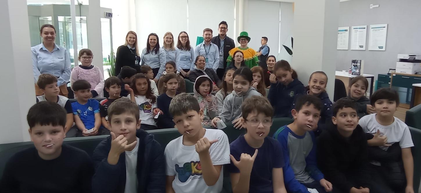 Poupançudo Falante e Sicoob Crediauc falando sobre educação financeira e comunicação aos alunos da EEF Pinhal Preto
