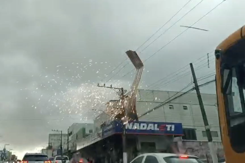 VÍDEO: Zinco atinge rede elétrica e automóvel durante temporal em Chapecó